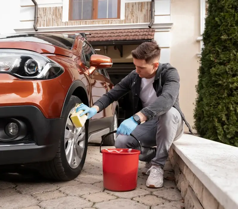 Lavage auto à domicile Saint-Michel-sur-Savasse : professionnel intervenant sur un véhicule